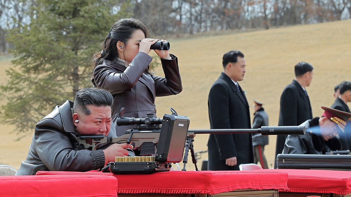 Kim představil dárkové odstřelovačky, hned je s dcerou vyzkoušeli